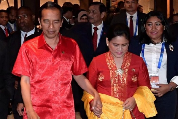Presiden Jokowi Gandeng Ibu Negara Iriana di Gala Dinner APEC