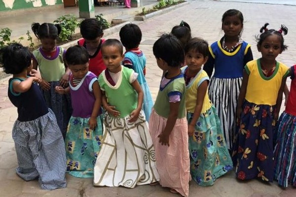 Di Usia 92 Tahun, Perempuan Ini Jahit 20.000 Baju untuk Anak-anak India