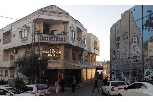 'Adegan Kelahiran' Banksy Muncul di Hotel Betlehem