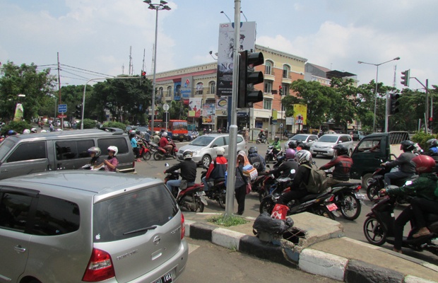 Zebra Cross  Bagi Pejalan Kaki, Kendaraan Karut Marut di Jakarta Timur 