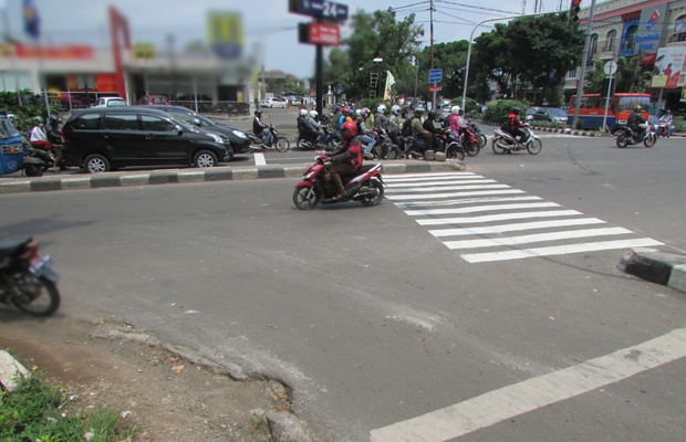 Zebra Cross  Bagi Pejalan Kaki, Kendaraan Karut Marut di Jakarta Timur 
