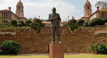 Patung Nelson Mandela Menggantikan Patung Hertzog