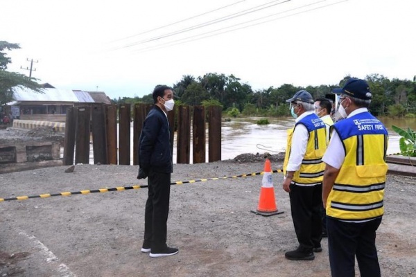 Jokowi Minta Segera Pebaiki Saran Perhubungan Yang Rusak Akibat Banjir