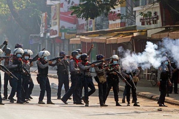 Bentrok Polisi Myanmar dan Massa Anti Kudeta, 26 Tewas