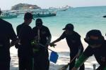 Ratusan Orang Bersihkan Sampah Pantai Tanjung Kelayang