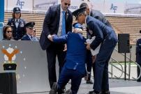 Joe Biden Jatuh Ketika Upacara Wisuda di Akademi Angkatan Udara AS