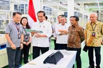 Jokowi Kunjungi Pabrik Baterai Mobil Listrik di Karawang