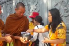 Biksu RI-Thailand Lakukan Pindapata di Magelang