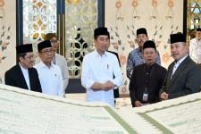 Di Surakarta, Presiden Jokowi Terima Mushaf Al-Qur’an Tulisan Tangan