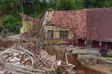 Rumah dan Sekolah Roboh Akibat Tanah Bergerak di Bandung Barat, Jawa Barat