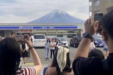 Karena Turis Asing Nakal, Jepang Pasang Layar Halangi Pemandangan Gunung Fuji