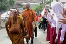 Biksu Thudong Thailand Laksanakan Pindapata di Semarang