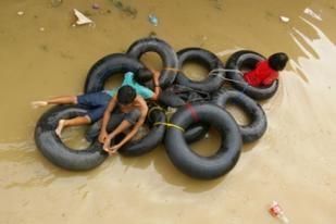 Banjir di Bekasi Rendam Tiga Perumahan  
