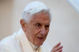 Paus Benediktus Memecat Hampir 400 Rohaniawan Karena Penganiayaan pada Anak