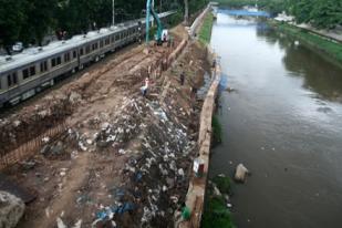 Jokowi: PU DKI Fokus Bangun Tanggul Bantaran Sungai