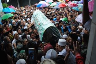 Pemakaman Kiai Sahal Mahfudz Diiringi Ribuan Pelayat 