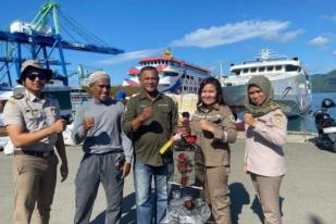 BKSDA Amankan Dua burung Kasturi Ternate di Pelabuhan Ambon
