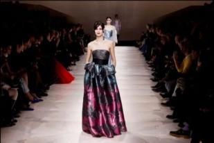 Giorgio Armani Pamerkan Gaun Indah di Pekan Mode Paris