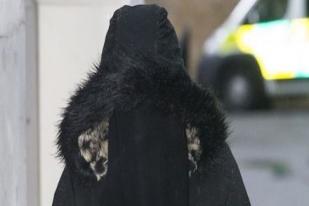 Wanita Muslim Inggris Diperintahkan Buka Hijab di Persidangan