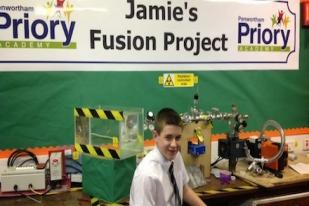 Seorang Anak 13 Tahun Sukses Membuat Reaktor Nuklir