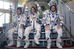 Tiga Astronaut Bawa Pesawat Luar Angkasa Soyuz Berkeliling ISS