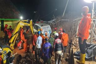 Tim Evakuasi 14 Korban Longsor di Sumedang, Tiga Selamat, 11 Meninggal