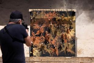 Mantan Sniper Menembak untuk Membuat Karya Seni Lukisan