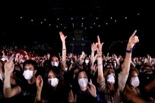 Di Paris, Konser Musik dan Menari Layaknya Tidak Ada Pandemi