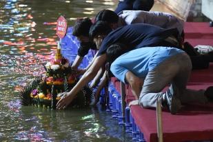 Festival Loy Krathong: Menghormati Dewi Air Atau Mencemari Sungai?