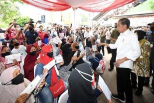 Jokowi Blusukan di Pasar Bogor, Serahkan Bansos dan Cek Harga Minyak Goreng
