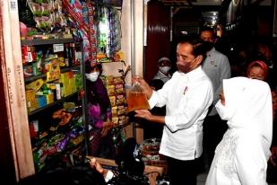 Jokowi Cek Harga Minyak Goreng di Pasar Muntilan