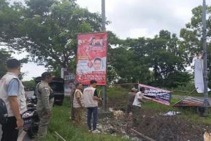 Bawaslu Bangkalan Copot Baliho Provokatif di Jalan Akses Suramadu