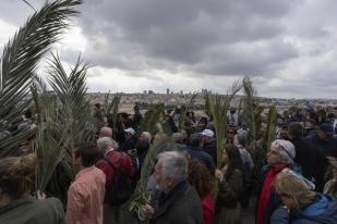 Ribuan Umat Kristen Hadiri Perayaan Minggu Palma di Yerusalem 