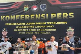 Polisi Jakarta Bongkar Laboratorium Tembakau Sintesis