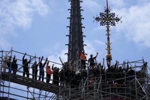 Salib di Katedral Notre Dame Paris Dipasang Kembali di Tengah Upaya Restorasi