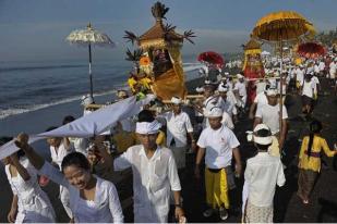 Ritual Melasti, Pantai Kuta Dipadati Umat Hindu