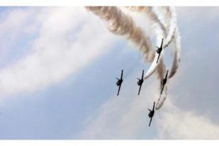 Aksi Aerobatik TNI AU Hiasi Langit Jakarta Pagi Ini
