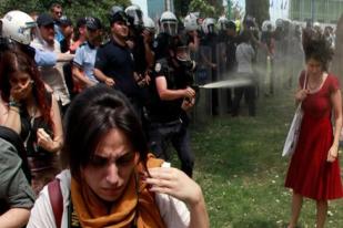 Perempuan Bergaun Merah Memicu Demonstrasi Besar di Turki