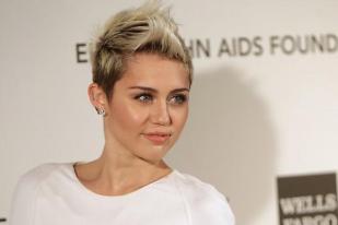 Kesehatan Miley Cyrus Ambruk, Batalkan Konser