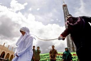Pasangan Bukan Muhrim Dihukum Cambuk di Aceh