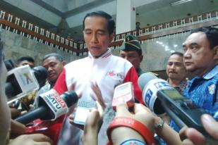 Dapat Jaket “Media Darling”, Jokowi: Kancingnya Banyak