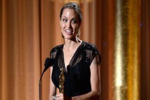 Angelina Jolie Raih Jean Hersholt Humanitarian Award 2013