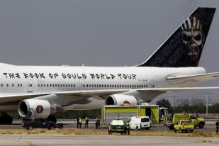 Pesawat Rusak, Iron Maiden Terdampar di Cile