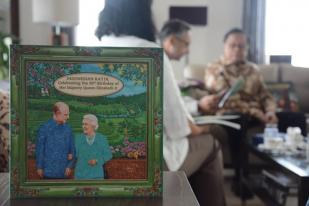 Ratu Inggris Dihadiahi Batik Indonesia