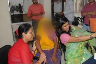 Pejabat India Mengundurkan Diri setelah Berswafoto dengan Korban Perkosaan