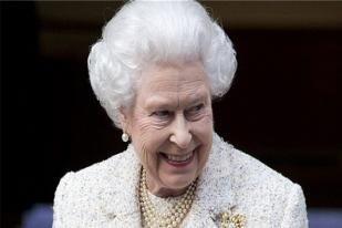 Ratu Elizabeth dan Senyum Langkanya