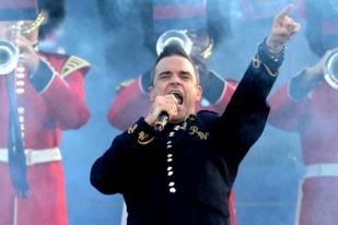 Robbie Williams Bertingkah, Fans Patah Tulang