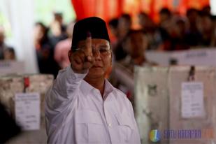 Mengantuk Usai Nobar, Prabowo ke TPS Bersama Putranya