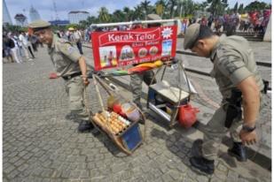 Tim Gabungan Satpol PP-TNI-Polri Razia PKL di Monas 