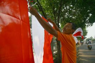 Yanto Sambut HUT RI ke-68 Dengan Berjualan Bendera Merah Putih